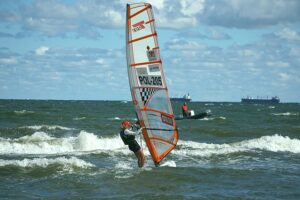 windsurfing 7452416 640